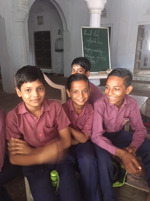 Garçon à l'école en inde